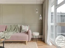 Luxury 2-Bed House in Stevenage Sleeps 6 Free Parking Barefoot & Board