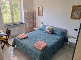 Alex's Hut, entire independent apartment, hotel u gradu Varkaturo