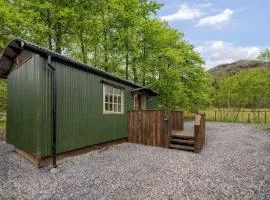 Thistle Lodge, Lake District shepherd hut with hot tub