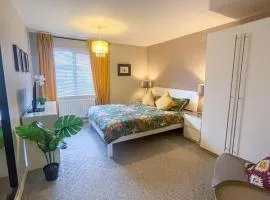Entire Home Near M6 & Sleeps 4 wParking, Garden, Wifi - Newtown Contemporary Stay