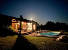 Vakantievilla 'Le Chene', 8 pers, prive zwembad โรงแรมในChalais