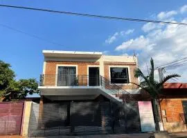 Apartamento minimalista con balcón