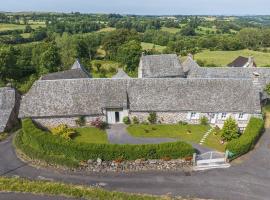 La Longère, Chambre et Table d'Hôte、Lacalmのホテル