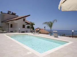 Villa Acquamarina, Family apartments with pool - 300 meters from the beach
