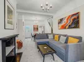 Countess House, Northampton - Stylish Modern 2-Bedroom House with Garden - Free Parking, hotel v destinaci Northampton