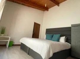 Bo-Kaap Queen Room with High Ceilings & Light Floors