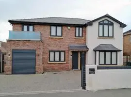 Modern Large 4-Bed Property sleeps 10 in Abergele
