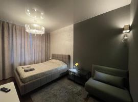 Kingsize bed SELF CHECK IN & Smart tv and FREE Parking, hotel a Riga