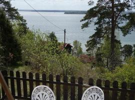 Cabin with beautiful view, hotel i Kolmården
