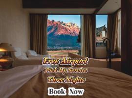 Lijiang Tennessee Moutain Lodge - A Luxury Farmstay with Jade Dragon Views-Baisha Village Branch-English Speaking Services & Breakfast، فندق في Baisha