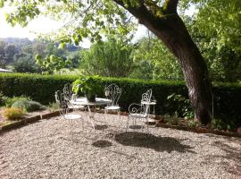 Charming country suite with fireplace, Hotel in Gasques