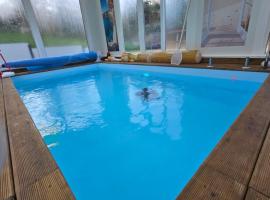 Maison familiale piscine jaccuzzi, hotel di Boubers-lès-Hesmond