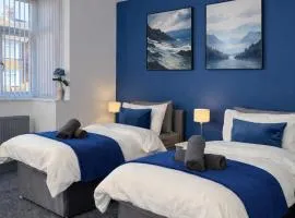 4BR Executive Accommodation with Private Parking Fast Wi-Fi