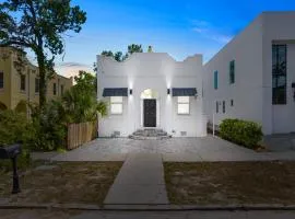 Pineapple Paradise - 2 Units - 13 min to Beach