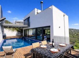 Catalunya Casas Modern Hilltop Haven with private pool 7km to beach, Hotel in Castellet