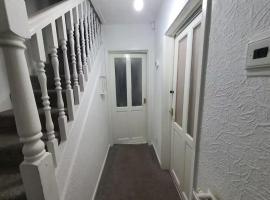 Spacious Double Bedroom WC Greater Manchester, khách sạn ở Middleton