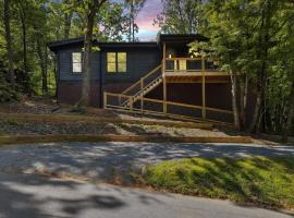Bearodise by Beyond Expectations w Hot Tub, khách sạn ở Glade