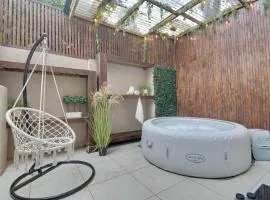 Southsea Common Luxury Apartment with Hot tub & Pool table