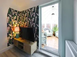 Bright & Airy 4x Bed House with Parking