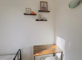 Chambre chelles près de Paris Est, Hotel in Chelles