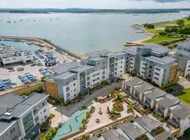 Ocean Breeze - Stunning Harbour Views from Private Balcony