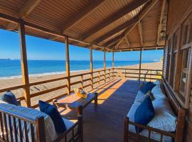 Izumi Lodge Wooden Beachfront Villa with Private Pool, hotel i Iztapa