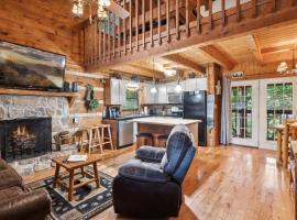 Cabin Fever by Beyond Expectations w Hot Tub, hotell i Gatlinburg
