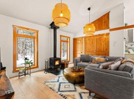 Forest Chalet with Private Sauna, hotel i Eastman