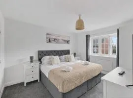 Detached 4 Bedroom House - Excellent Location - Driveway Parking, Fast WiFi, Sky TV and Self-Check-In by Yoko Property