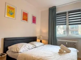 Simcity X l Cozy Hideaway just step away from Train BUS station and Tipsport arena w FREE parking, 24 7 self check-in