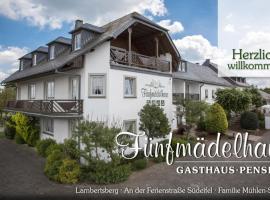 Fünfmädelhaus Gasthaus Pension Restaurant – hotel w mieście Lambertsberg