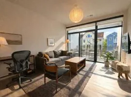 East Side Luxury 1BR Apt - Sleeps 4 - Near Brady St with Balcony and Lounge