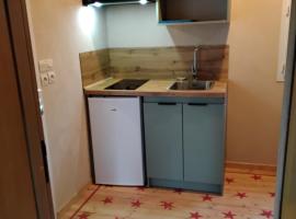 Grande chambre lumineuse avec cuisine,sdb et accès a un jolie jardin, hotel em Vauvert