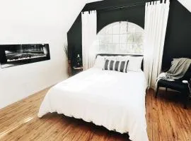 Wildland Loft Serene Mountain Retreat w Fireplace AC Fire Pit Hammock Outdoor Lounge Area Record Player Pets OK