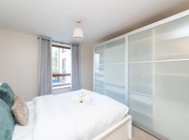 Crawley 2 bed flat with Parking, Hotel in Crawley