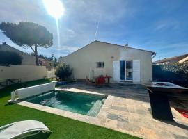 Belle Villa avec Climatisation, Piscine 10 min des plages et 30 mètres du massif de la clape, hótel í Fleury