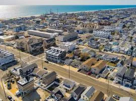 2 Beach Houses with 4 car Parking 8 Beach passes 4 bedrooms