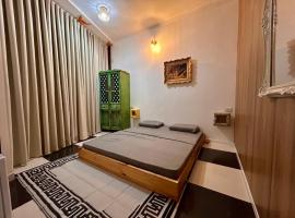 Heritage guesthouse and art gallery, khách sạn ở Buq‘ātā