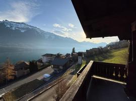 Alpine Apartment - direct Lake & Mountain View, Hotel in Niederried