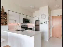 Lakeshore Loft with waterviews 10 mins to BMO field