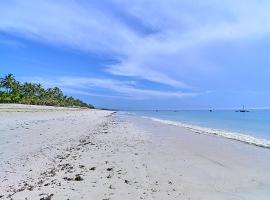 Beachfront Fabulous 2 bed apartment with sea view, hotel v destinaci Diani Beach