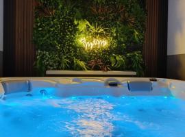 Jacuzzi Apartman, hotel a Karuše