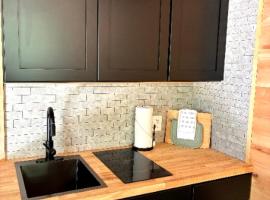 Jasper Tiny Home Hideaway with Wood-Burning Hot Tubs, hotel i Jasper