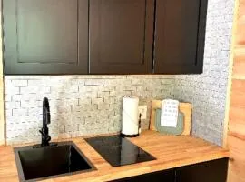 Jasper Tiny Home Hideaway with Wood-Burning Hot Tubs