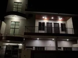 La familia homestay agra