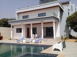 Grande villa avec piscine à Guéréo, khách sạn ở Guéréo
