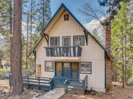 Balcony and Forest Views Cabin in Pioneer!