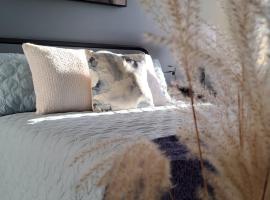 1 BR Suite Steps to the Beach Near Shediac, hotell i Pointe-du-Chêne