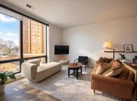 East Side Luxury 1BR Apt - Near Brady St with Balcony and Lounge