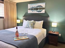 Scenic Mountain With Outdoor Hot Tub 1 Bedroom Den, hotelli kohteessa Dead Man's Flats